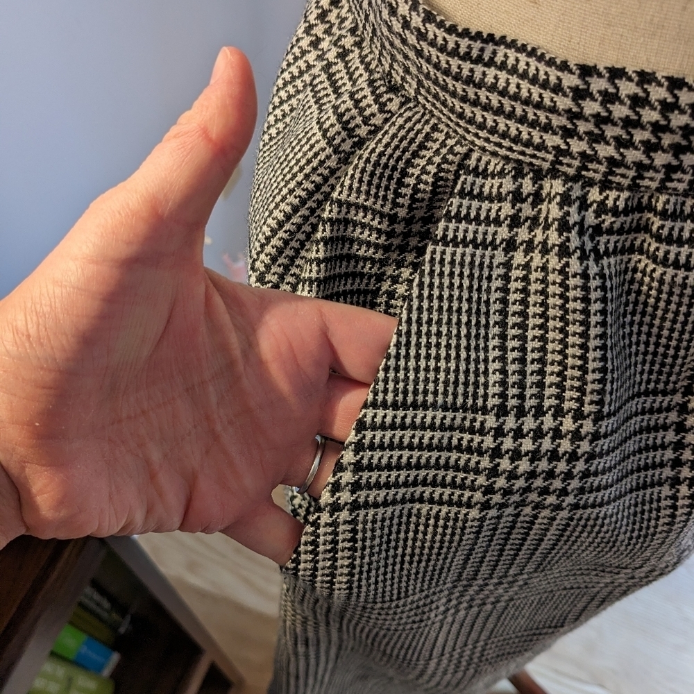 Vintage Houndstooth Skirt | The F.L. Collection | Black and White | Size 2 - Picture 7 of 7